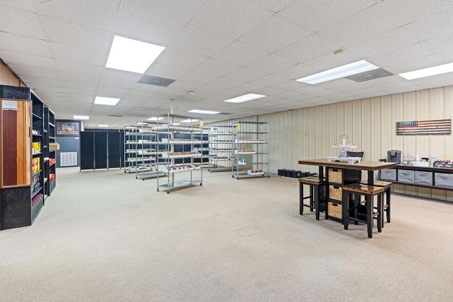 More Photos Of 2524 US Highway 96 N, Center Warehouse For Sale