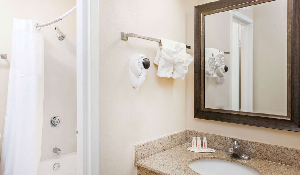 More Photos Of 2002 W War Memorial Dr, Peoria Hotel For Sale