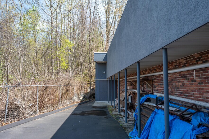 More Photos Of 2391 S Main St, Waterbury Showroom For Sale