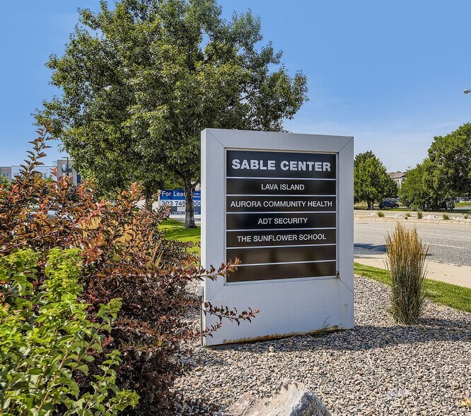 More Photos Of 452-562 Sable Blvd, Aurora Showroom For Lease