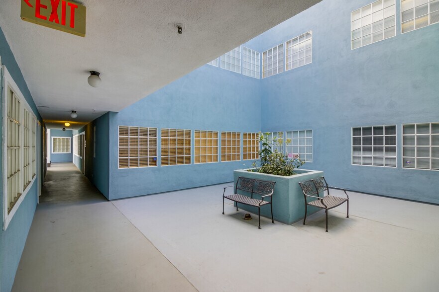 More Photos Of 11712 Moorpark St, Studio City Loft Creative Space For Lease