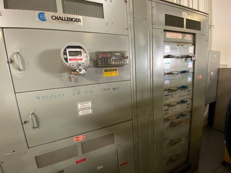 More Photos Of 9223 Deering Ave, Chatsworth Warehouse For Sale