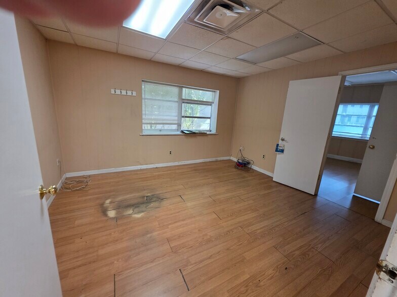 More Photos Of 239 Commercial Ave, Palisades Park Warehouse For Lease