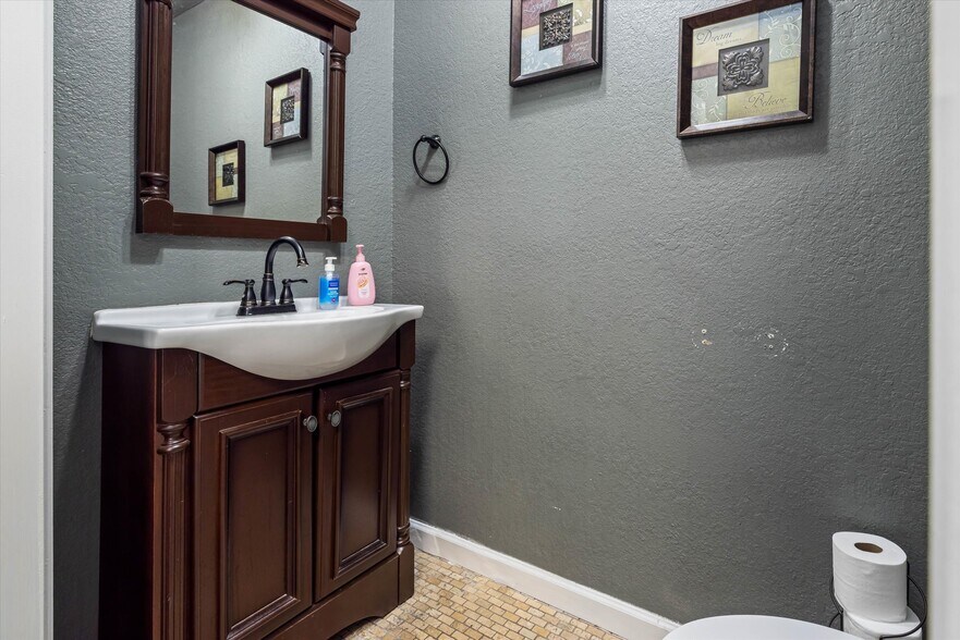 More Photos Of 902 51st St, Galveston Light Manufacturing For Sale