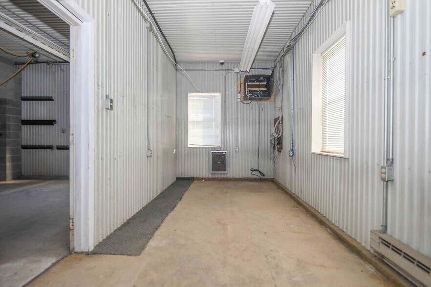 More Photos Of 62240 Bailey Rd, Barnesville Warehouse For Lease