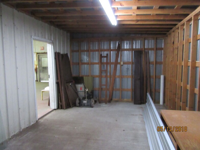 More Photos Of 205 NE Loop 230, Smithville Warehouse For Lease