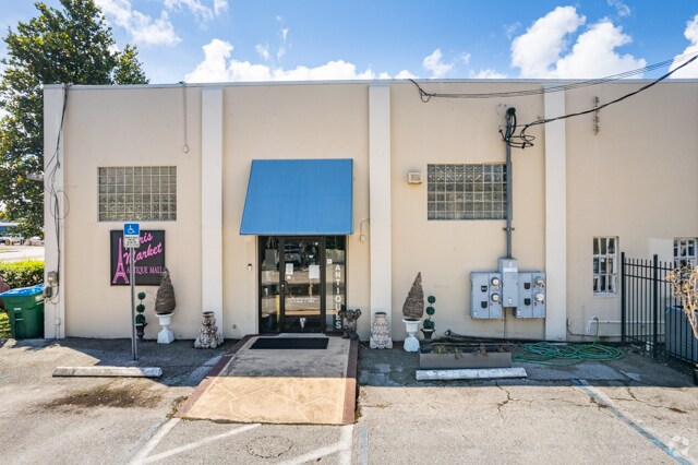 More Photos Of 1357 N Tamiami Trl, North Fort Myers General Retail For Sale