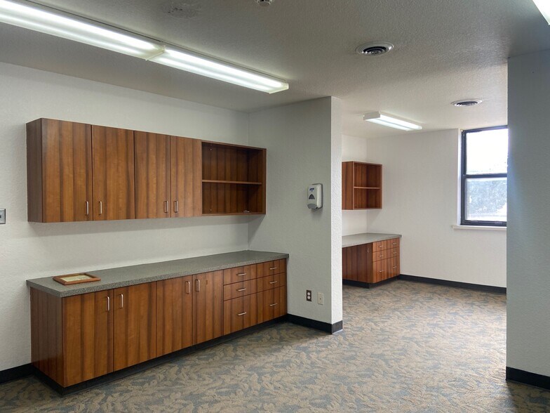 More Photos Of 817 Elks Blvd, Ardmore Office For Sale