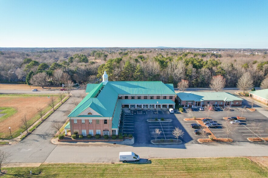 More Photos Of 15905 Brookway Dr, Huntersville Office For Lease