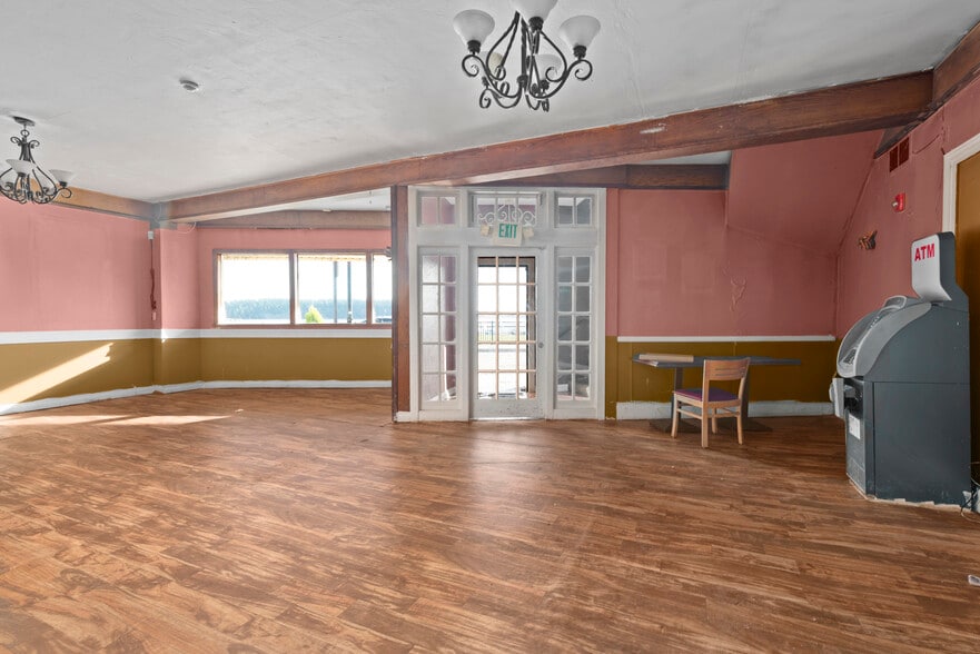 More Photos Of 930 SE Pioneer Way, Oak Harbor General Retail For Sale