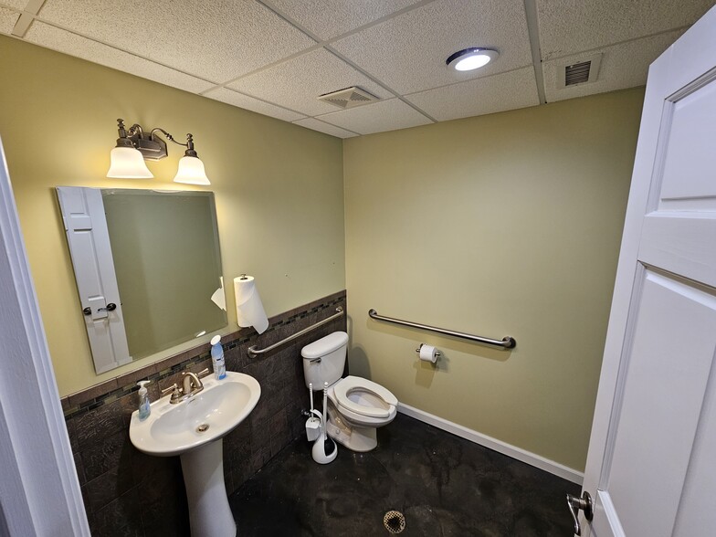 More Photos Of 6505 John J Pershing Dr, Omaha Warehouse For Lease