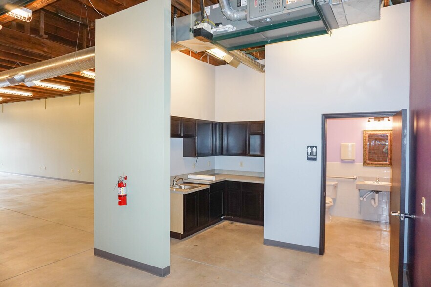 More Photos Of 535 W Douglas Ave, Wichita Storefront Retail Office For Lease