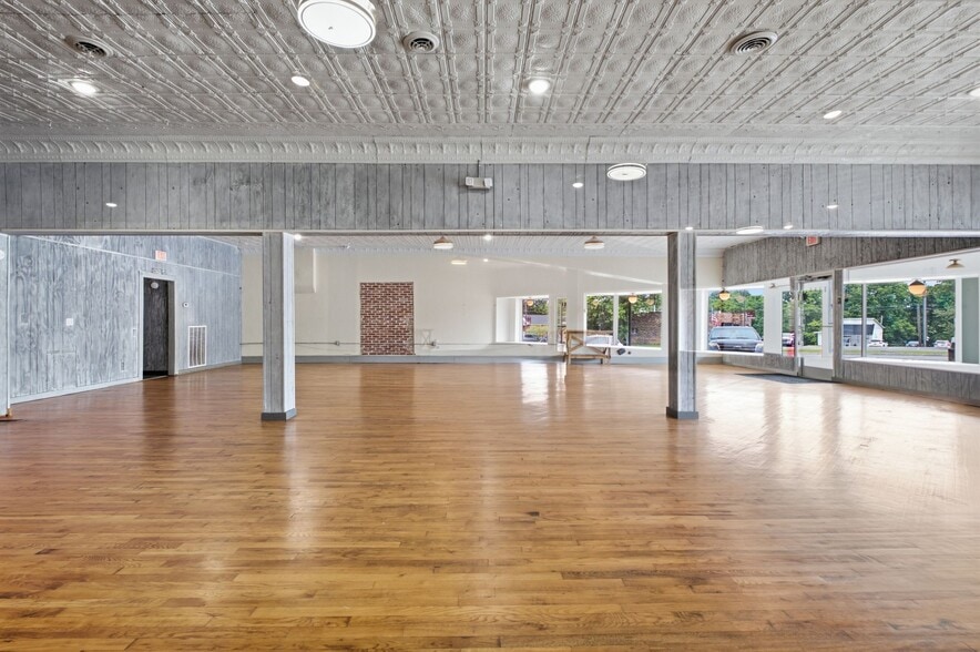 More Photos Of 1029 Park St, Westmoreland Storefront Retail Office For Sale