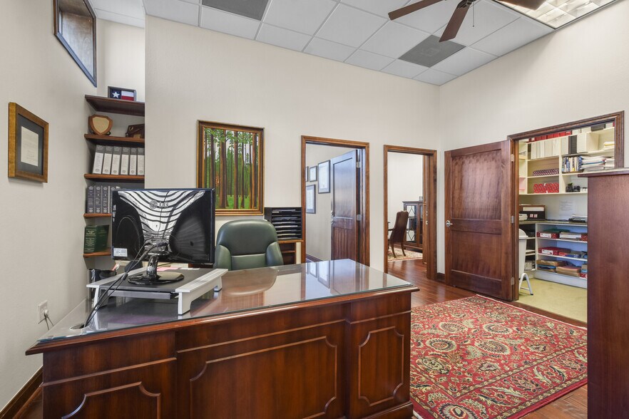 More Photos Of 101 Simonton St, Conroe Loft Creative Space For Lease