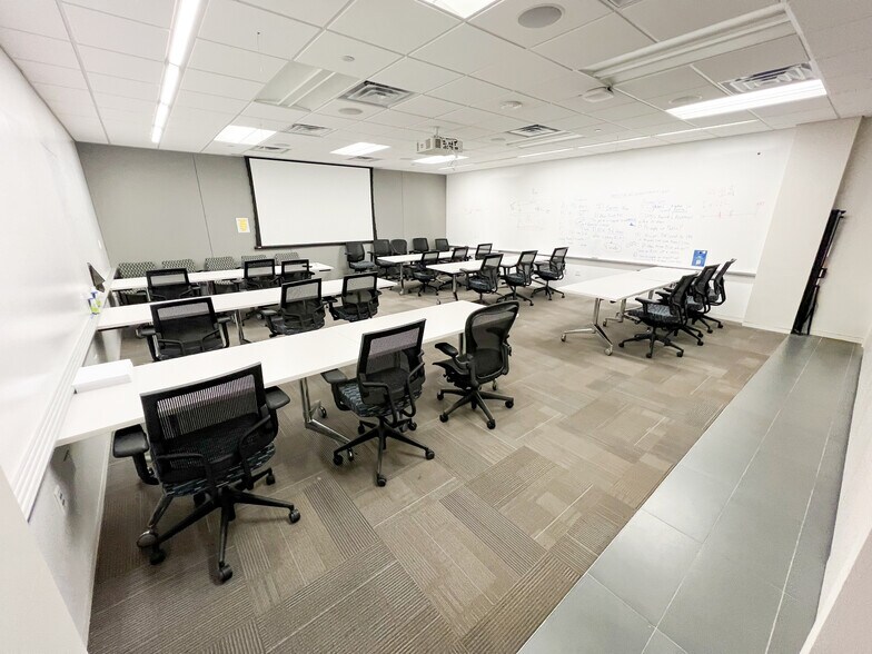 More Photos Of 303 Veterans Airpark Ln, Midland Office For Lease