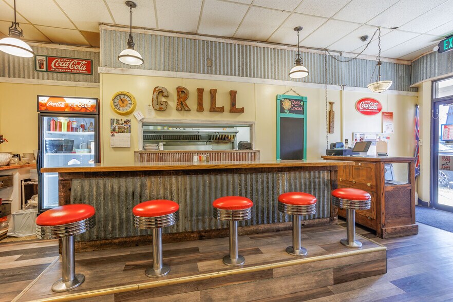 Primary Photo Of 149 E Main St, Hermiston Bar For Lease