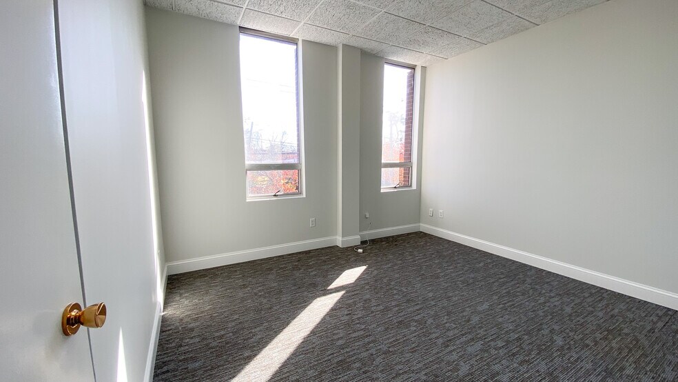 More Photos Of 80 Maple Ave, Smithtown Office For Lease