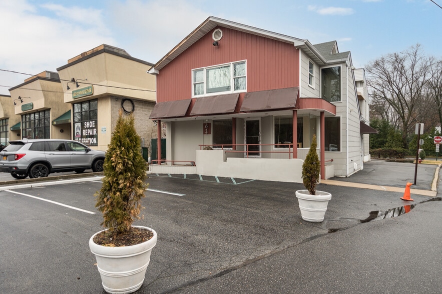 More Photos Of 62 Glen Cove Rd, Roslyn Heights Storefront Retail Office For Lease