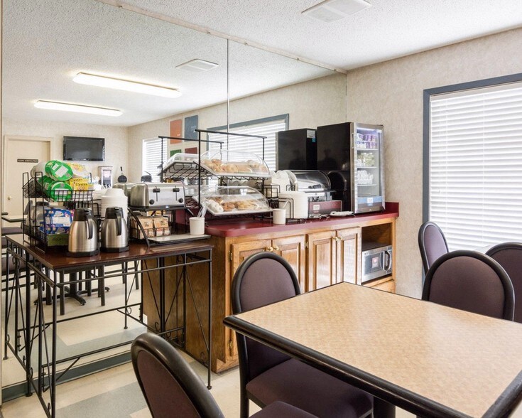 More Photos Of 2108 S Main St, Farmville Hotel For Sale