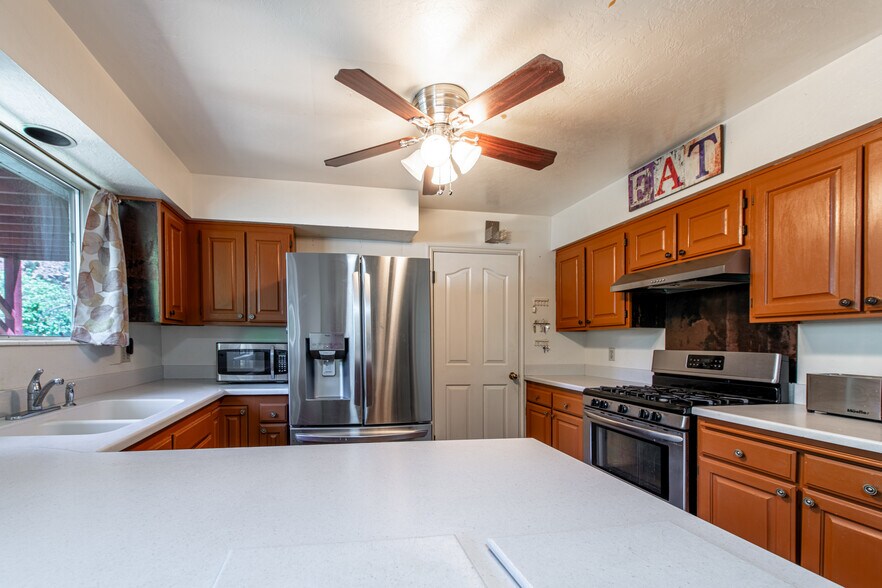 More Photos Of 29 Canyon View Dr, Springdale Hospitality For Sale