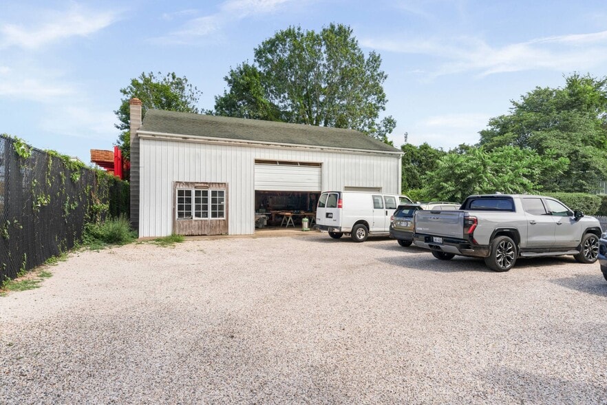 More Photos Of 30 Race Ln, East Hampton Office For Sale