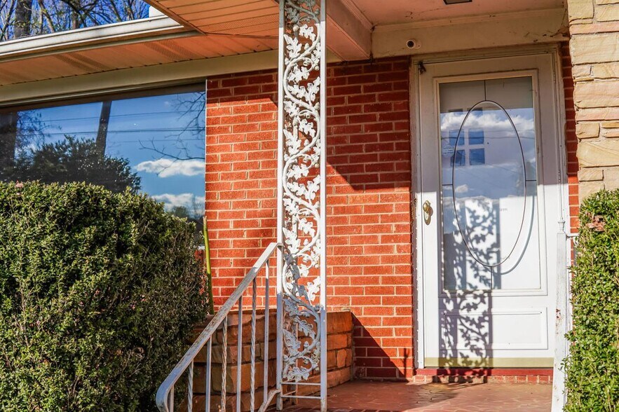 More Photos Of 4924 Freedom Dr, Charlotte Flex For Sale