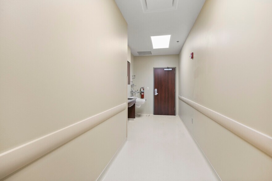 More Photos Of 27126 Northwest Fwy, Cypress Freestanding For Lease