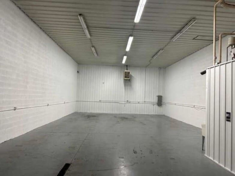 More Photos Of 21638-21648 S Schoolhouse Rd, New Lenox Warehouse For Lease