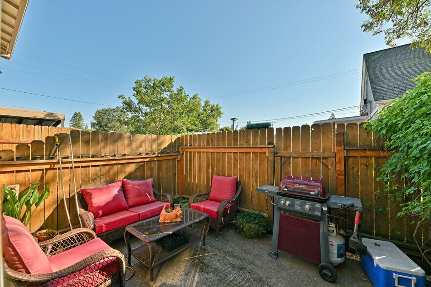 More Photos Of 437 Ash St, Central Point Apartments For Sale