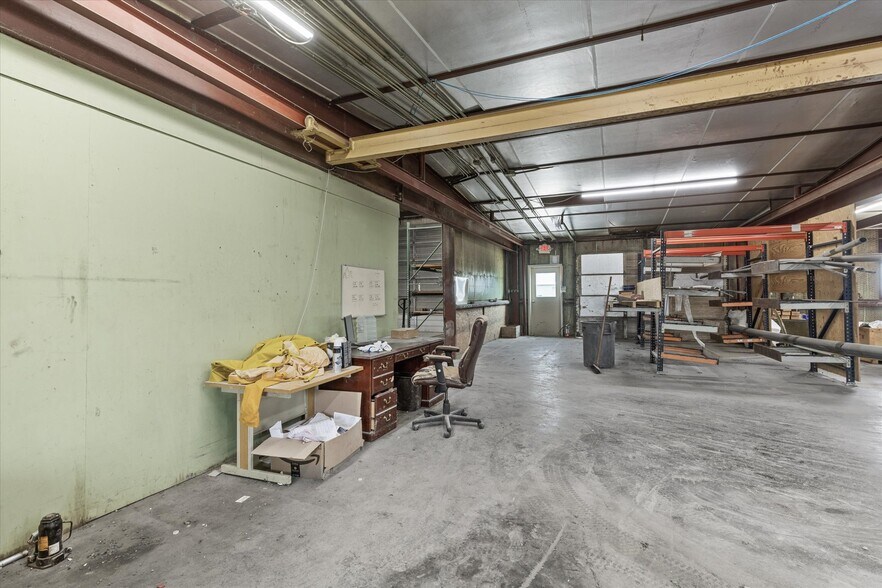 More Photos Of 2305 N Main St, Cleburne Flex For Sale