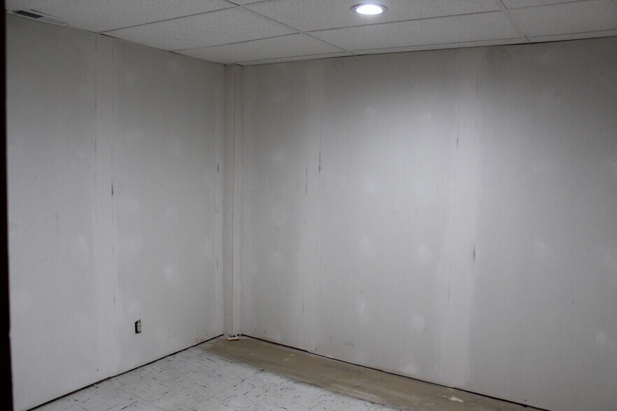 More Photos Of 1401 Black River Industrial Park Rd, Poplar Bluff Flex For Sale