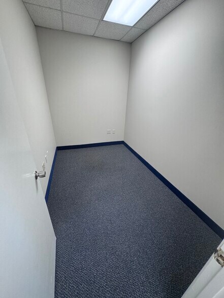 More Photos Of 20 Pidgeon Hill Dr, Sterling Medical For Lease