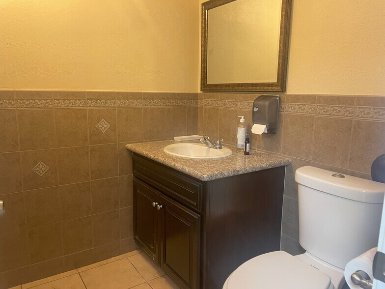 More Photos Of 11036-11046 Washington Blvd, Whittier Loft Creative Space For Lease