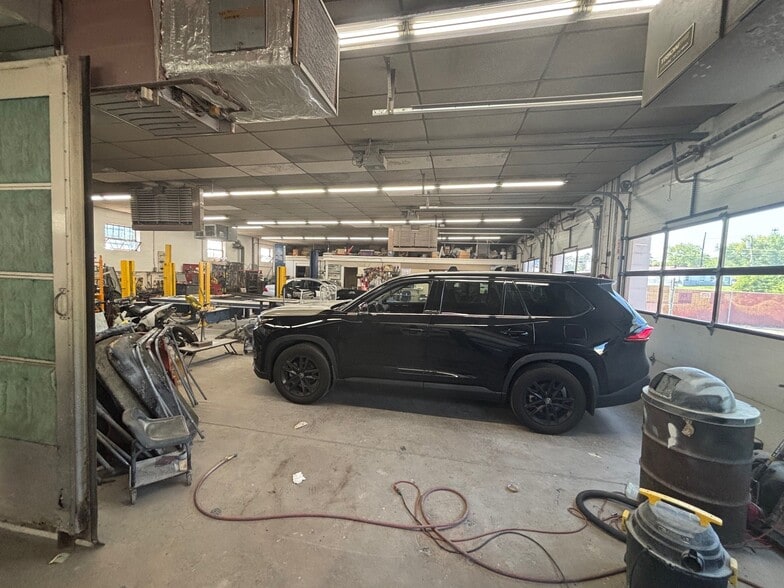 More Photos Of 390 New State Rd, Manchester Auto Repair For Sale
