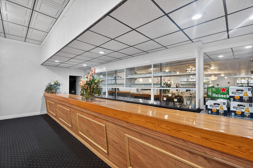 More Photos Of 1146 Spindle Hill Rd, Wolcott Freestanding For Sale