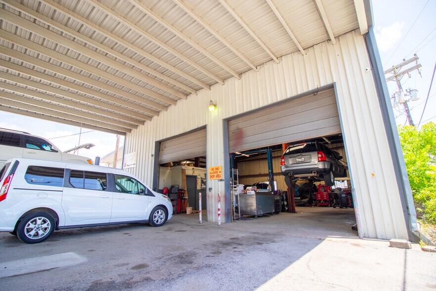 More Photos Of 539 N Frazier St, Conroe Auto Repair For Sale
