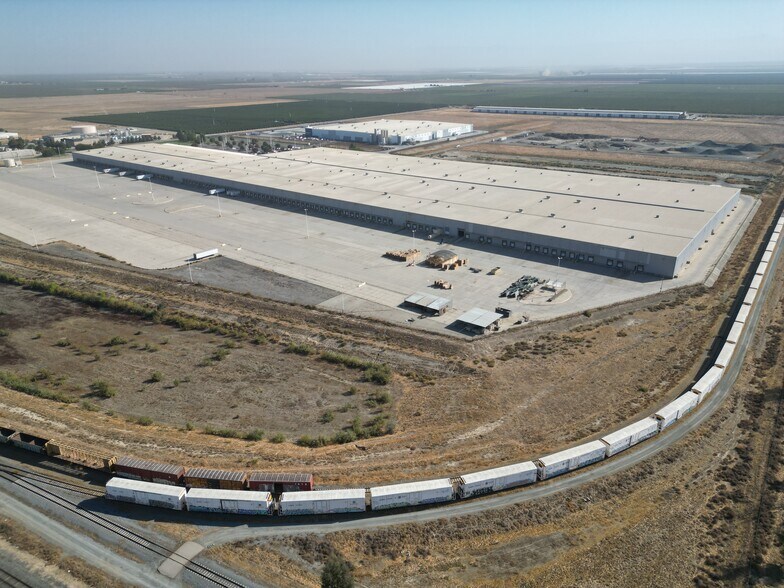 More Photos Of 1700 Schuster Rd, Delano Distribution For Lease