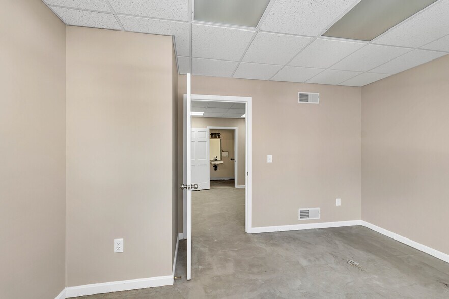 More Photos Of 5 Buttrick Rd, Londonderry Office For Lease