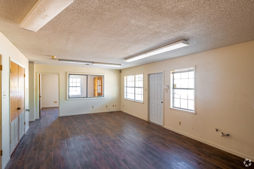 More Photos Of 2324 W Reagan St, Palestine Warehouse For Sale