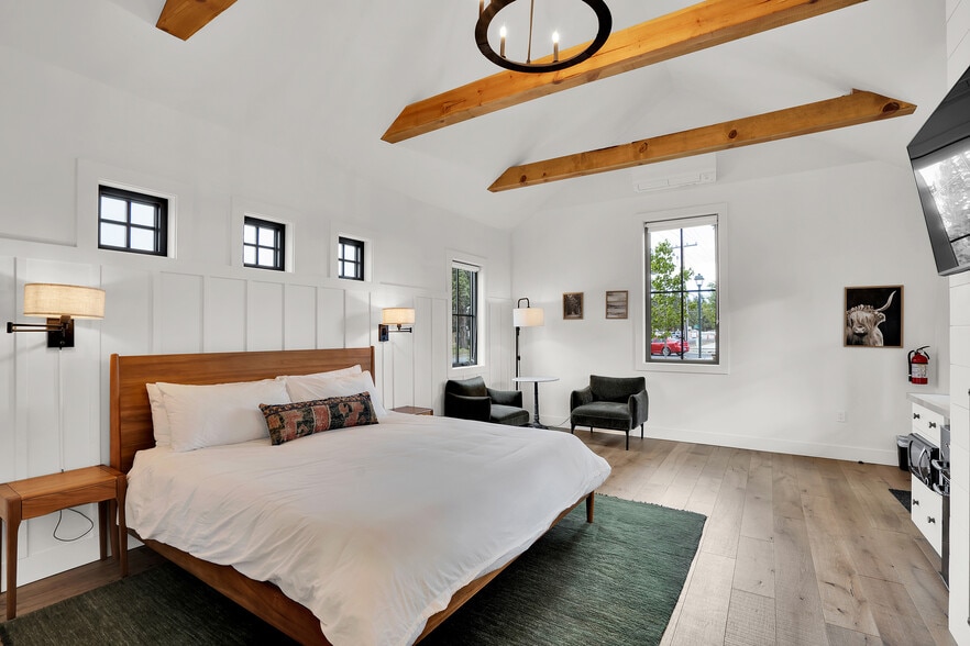 More Photos Of 560 E Main Ave, Sisters Hotel For Sale