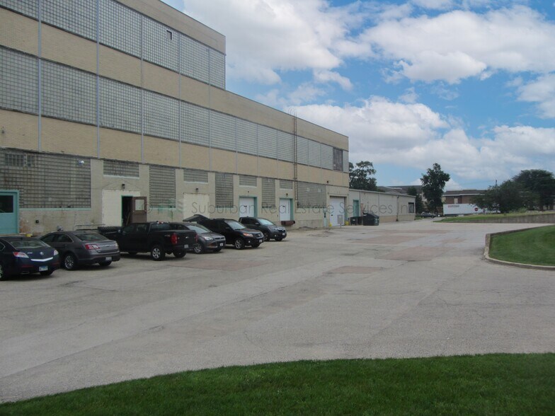 More Photos Of 901 N Batavia Ave, Batavia Showroom For Lease