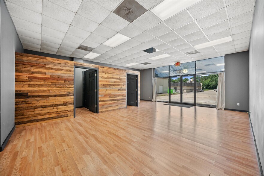 More Photos Of 1502 W 7th St, Laurel Showroom For Sale