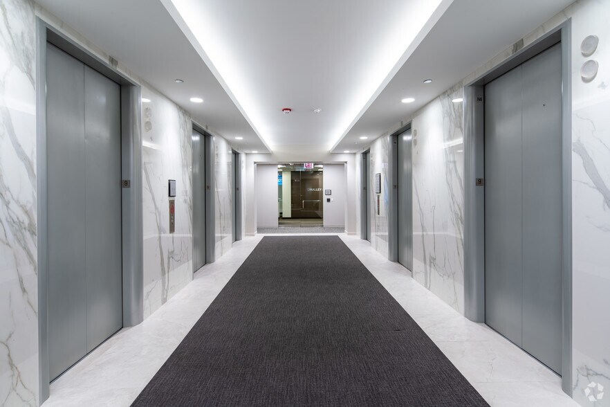 More Photos Of 321 N Clark St, Chicago Office For Sale