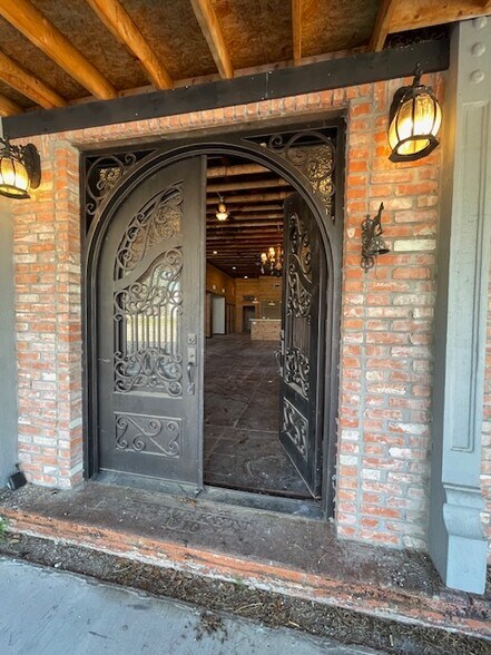 More Photos Of 189 Broadway St, Alba Storefront Retail Office For Sale