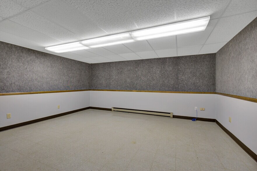 More Photos Of 1431 N 2nd St, Wisconsin Rapids Office For Sale