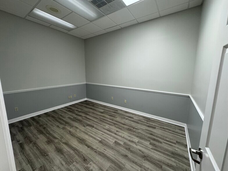 More Photos Of 106 Commerce St, Lake Mary Light Distribution For Lease