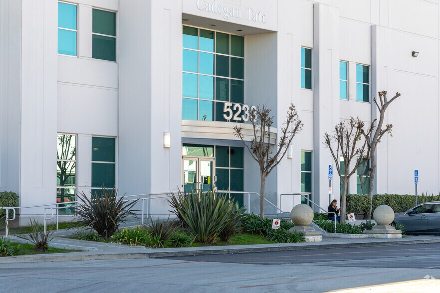 More Photos Of 5233-5235 Alcoa Ave, Vernon Warehouse For Lease