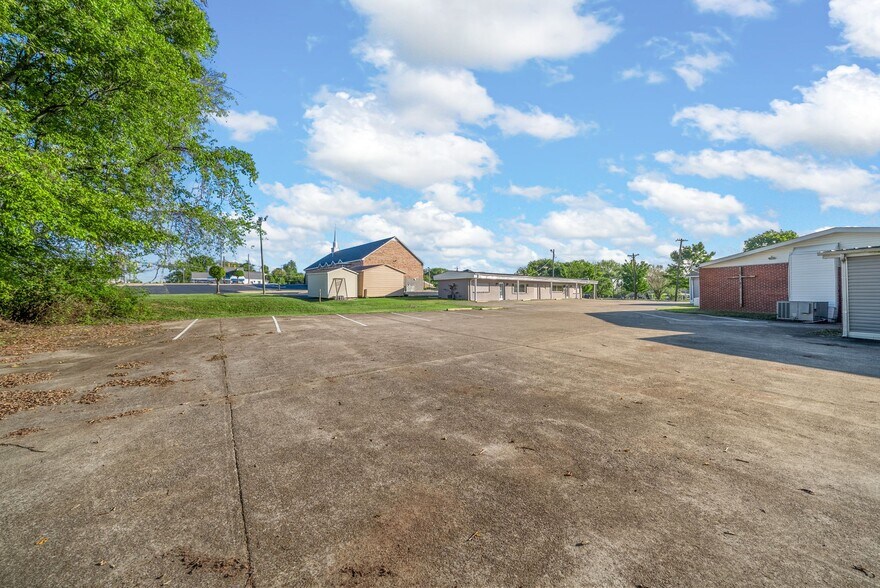 More Photos Of 124 10th St, Clarksville Flex For Sale