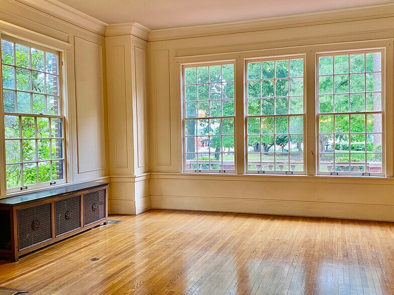 More Photos Of 219 N Broadway St, Tupelo General Retail For Lease