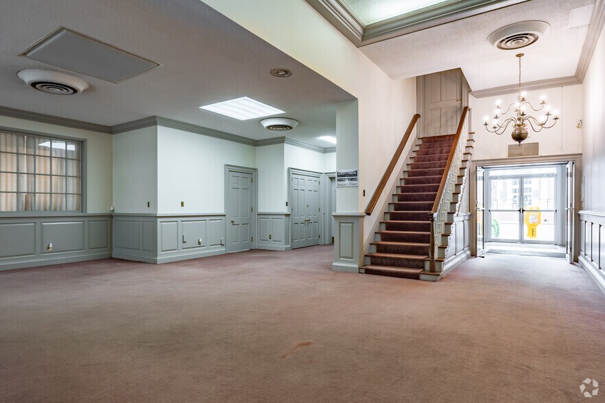 More Photos Of 128 S Washington St, Albany Freestanding For Sale